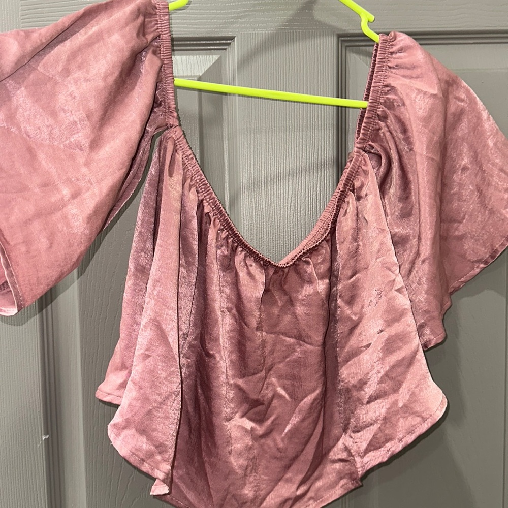 off the shoulder rose gold crop top! fits like a S/M Windsor brand!